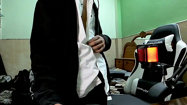 Snapshot of vincenzox7 chatting on February 13, 2026, 3:30 pm vincenzox7 online show from February 13, 2026, 3:30 pm