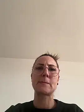 gatita07 online show from December 22, 2025, 2:14 pm