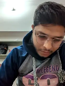 boyzzxzzz online show from December 19, 2025, 6:48 pm