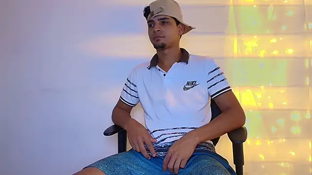 Snapshot of Alejandro_Dirty chatting on December 21, 2025, 10:06 pm Alejandro Dirty online show from December 21, 2025, 10:06 pm