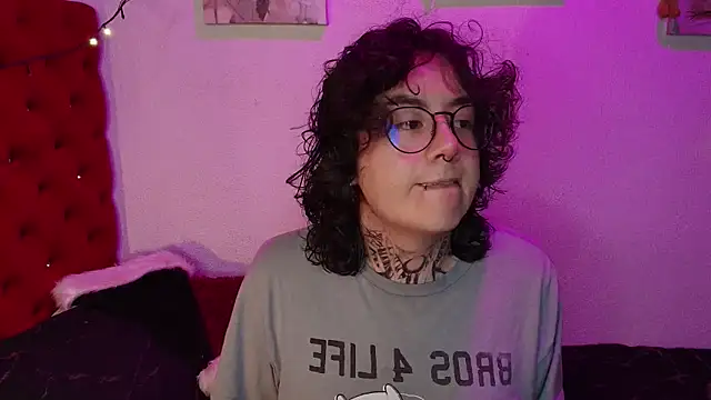 VelvetKai nom online show from December 23, 2025, 6:44 am