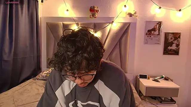 VelvetKai nom online show from April 15, 2026, 11:39 am