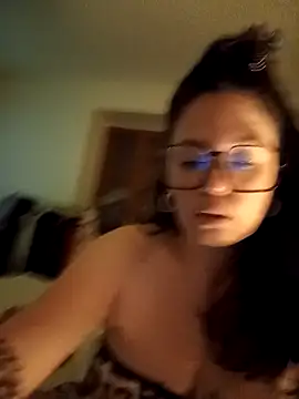 Snapshot of EdgedSleeve chatting on February 20, 2026, 5:57 pm EdgedSleeve online show from February 20, 2026, 5:57 pm