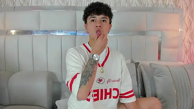 Snapshot of imxxjoel chatting on February 6, 2026, 3:44 am imxxjoel online show from February 6, 2026, 3:44 am