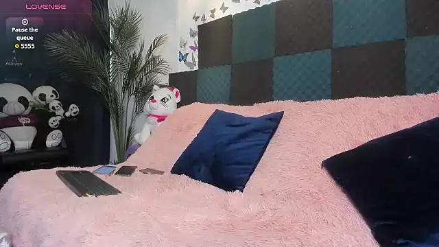 Snapshot of Mia_Fox05 chatting on February 9, 2026, 8:02 pm Mia Fox05 online show from February 9, 2026, 8:02 pm