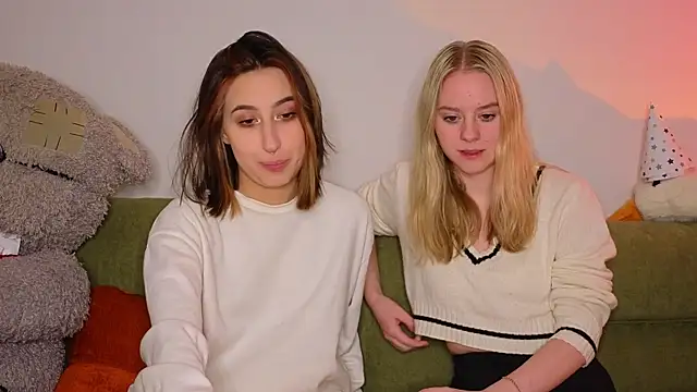 Snapshot of Mimipaws chatting on January 12, 2026, 7:52 pm Mimipaws online show from January 12, 2026, 7:52 pm