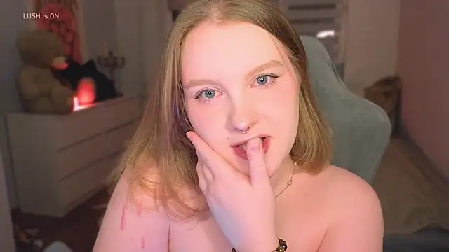 Snapshot of Ol1via chatting on January 11, 2026, 12:15 am Ol1via online show from January 11, 2026, 12:15 am