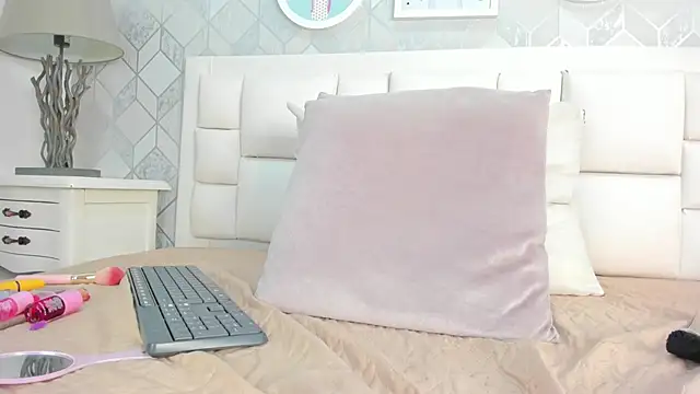 laura rouse7 online show from April 8, 2026, 7:25 pm