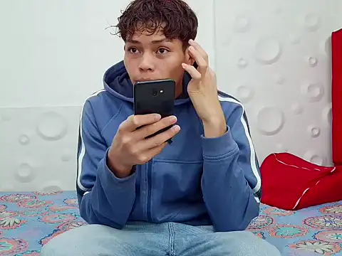 Snapshot of brosscams2025 chatting on January 13, 2026, 1:33 am brosscams2025 online show from January 13, 2026, 1:33 am