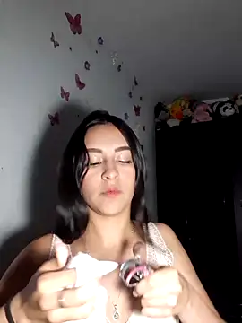 Snapshot of Vania-07 chatting on March 18, 2026, 4:15 am Vania-07 online show from March 18, 2026, 4:15 am