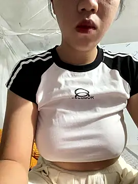 Snapshot of Likine002 chatting on January 6, 2026, 1:31 am Likine002 online show from January 6, 2026, 1:31 am