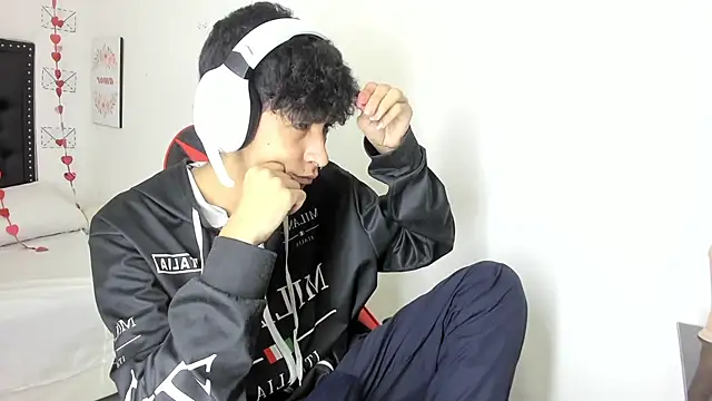 Snapshot of julian_xx chatting on February 27, 2026, 7:36 pm julian xx online show from February 27, 2026, 7:36 pm