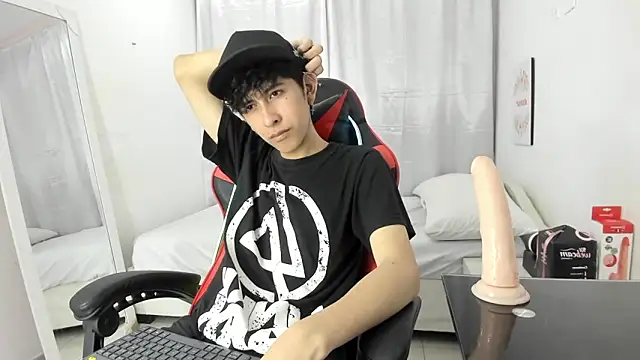 Snapshot of julian_xx chatting on March 16, 2026, 8:13 pm julian xx online show from March 16, 2026, 8:13 pm