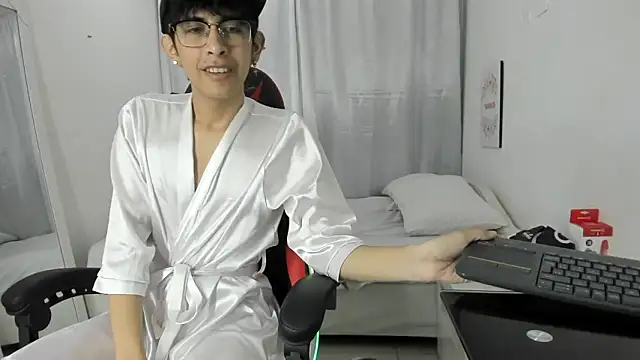 Snapshot of julian_xx chatting on March 17, 2026, 7:06 pm julian xx online show from March 17, 2026, 7:06 pm