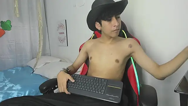 Snapshot of julian_xx chatting on April 4, 2026, 7:11 pm julian xx online show from April 4, 2026, 7:11 pm