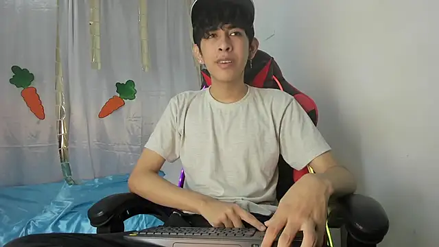 Snapshot of julian_xx chatting on April 13, 2026, 7:08 pm julian xx online show from April 13, 2026, 7:08 pm