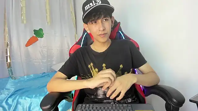 Snapshot of julian_xx chatting on April 15, 2026, 7:10 pm julian xx online show from April 15, 2026, 7:10 pm