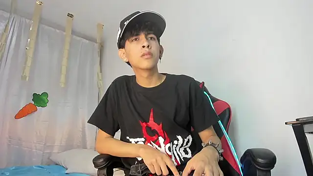 Snapshot of julian_xx chatting on April 17, 2026, 7:17 pm julian xx online show from April 17, 2026, 7:17 pm