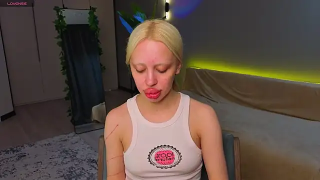 Luna Beverly online show from May 14, 2026, 8:15 pm