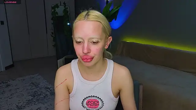 Luna Beverly online show from May 27, 2026, 8:06 pm