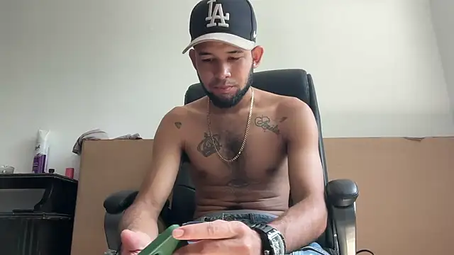 Snapshot of enyel_100 chatting on January 9, 2026, 4:32 pm enyel 100 online show from January 9, 2026, 4:32 pm