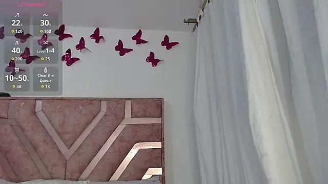 Snapshot of Roxy_Fox- chatting on February 5, 2026, 2:16 am Roxy Fox- online show from February 5, 2026, 2:16 am