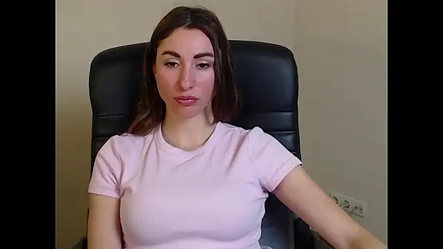 Snapshot of cammila_horn chatting on January 18, 2026, 6:23 pm cammila horn online show from January 18, 2026, 6:23 pm