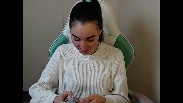 Snapshot of cammila_horn chatting on March 4, 2026, 6:30 am cammila horn online show from March 4, 2026, 6:30 am