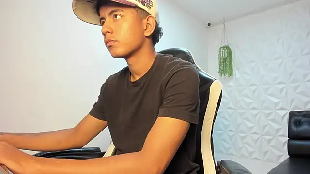 Snapshot of Alluringangel23 chatting on January 8, 2026, 1:08 am Alluringangel23 online show from January 8, 2026, 1:08 am