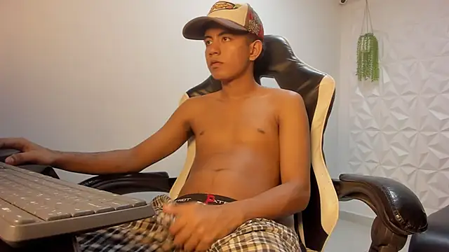 Snapshot of Alluringangel23 chatting on January 10, 2026, 12:45 am Alluringangel23 online show from January 10, 2026, 12:45 am