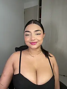 Snapshot of SASHASTRADA_ chatting on April 6, 2026, 8:43 pm SASHASTRADA online show from April 6, 2026, 8:43 pm