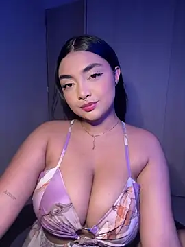 Snapshot of SASHASTRADA_ chatting on April 12, 2026, 1:43 am SASHASTRADA online show from April 12, 2026, 1:43 am