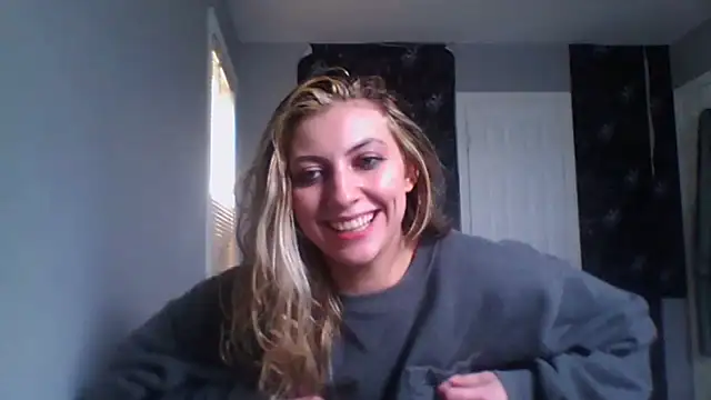 Snapshot of KellyKardashian chatting on April 18, 2026, 6:34 pm KellyKardashian online show from April 18, 2026, 6:34 pm