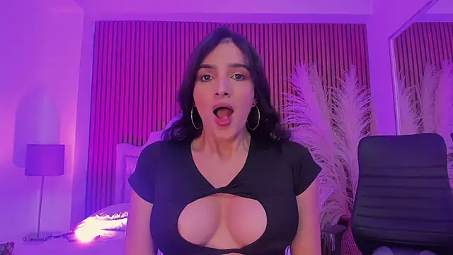 Snapshot of Violett_hott_ chatting on February 2, 2026, 12:37 pm Violett hott online show from February 2, 2026, 12:37 pm