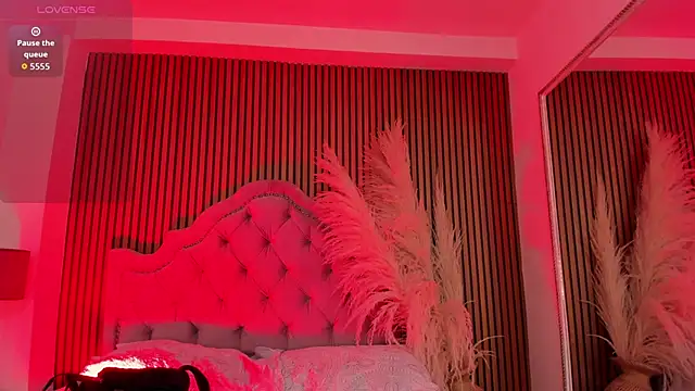 Snapshot of Violett_hott_ chatting on February 7, 2026, 1:04 pm Violett hott online show from February 7, 2026, 1:04 pm