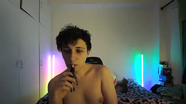 HoneyValentine online show from May 27, 2026, 9:23 pm