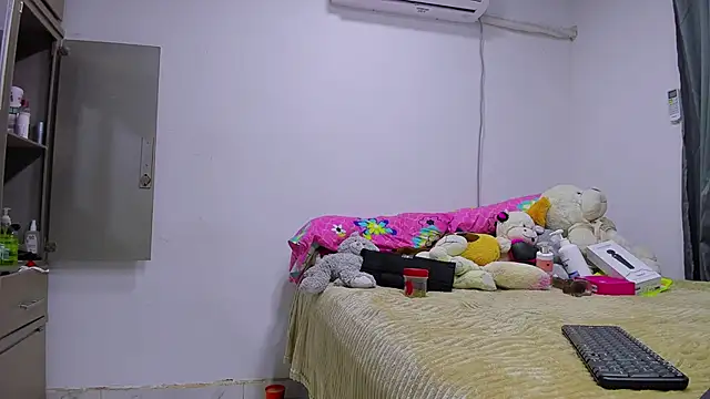 vennuss19 online show from February 23, 2026, 9:56 pm