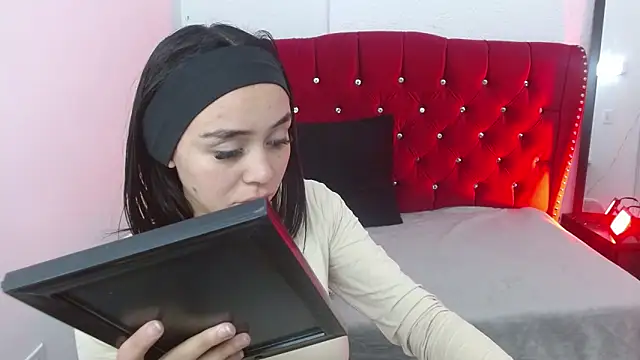 sofiaspring online show from June 17, 2026, 3:46 pm