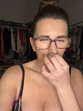 Snapshot of NaughtyMilla chatting on February 8, 2026, 3:59 pm NaughtyMilla online show from February 8, 2026, 3:59 pm