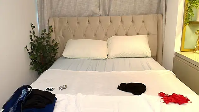 Snapshot of Maxine_Spencer chatting on February 27, 2026, 8:20 pm Maxine Spencer online show from February 27, 2026, 8:20 pm