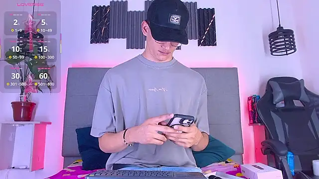 Snapshot of Sophi_and_Jack chatting on March 16, 2026, 11:09 pm Sophi and Jack online show from March 16, 2026, 11:09 pm