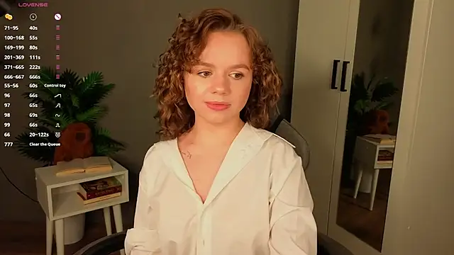 Snapshot of mymonique chatting on February 13, 2026, 8:27 pm mymonique online show from February 13, 2026, 8:27 pm