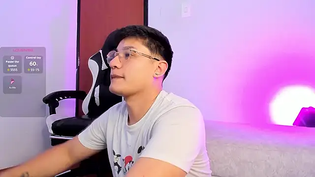 Snapshot of Theo_Rowan chatting on February 2, 2026, 8:18 pm Theo Rowan online show from February 2, 2026, 8:18 pm