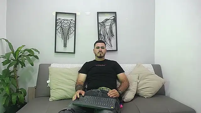 Snapshot of Aronhilton chatting on January 13, 2026, 7:41 pm Aronhilton online show from January 13, 2026, 7:41 pm