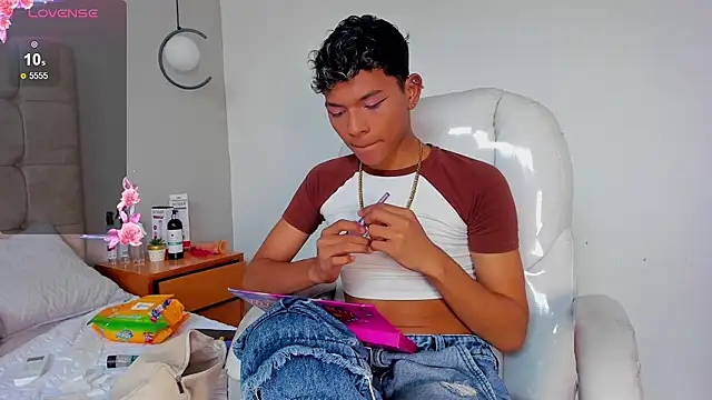 Snapshot of twink_royale18 chatting on February 20, 2026, 3:34 pm twink royale18 online show from February 20, 2026, 3:34 pm