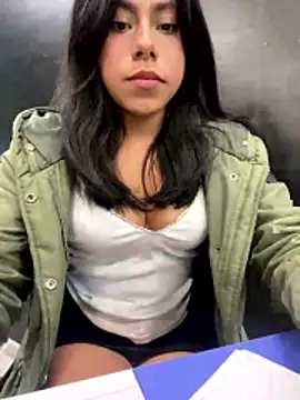 katerinnn99 online show from January 14, 2026, 10:25 pm