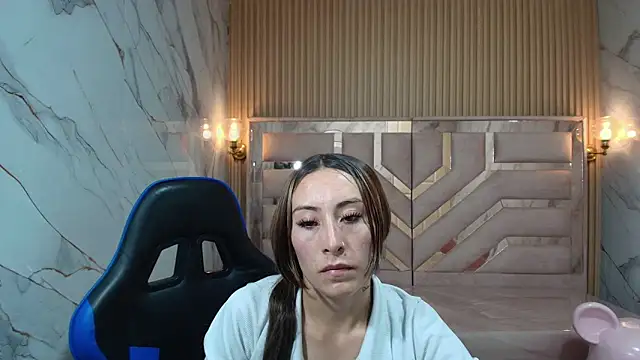 katalina r  online show from May 1, 2026, 8:13 pm