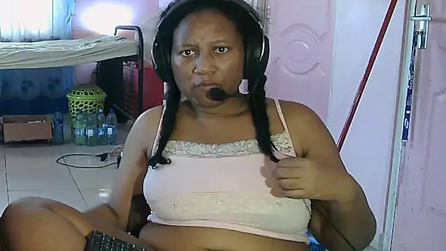 Snapshot of Eirondra_valeen chatting on July 26, 2026, 1:40 pm Eirondra valeen online show from July 26, 2026, 1:40 pm
