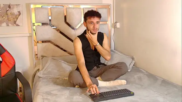 Curlystartt online show from January 15, 2026, 1:26 pm