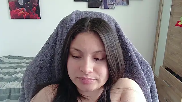 yessica gomez01 online show from April 16, 2026, 9:39 pm